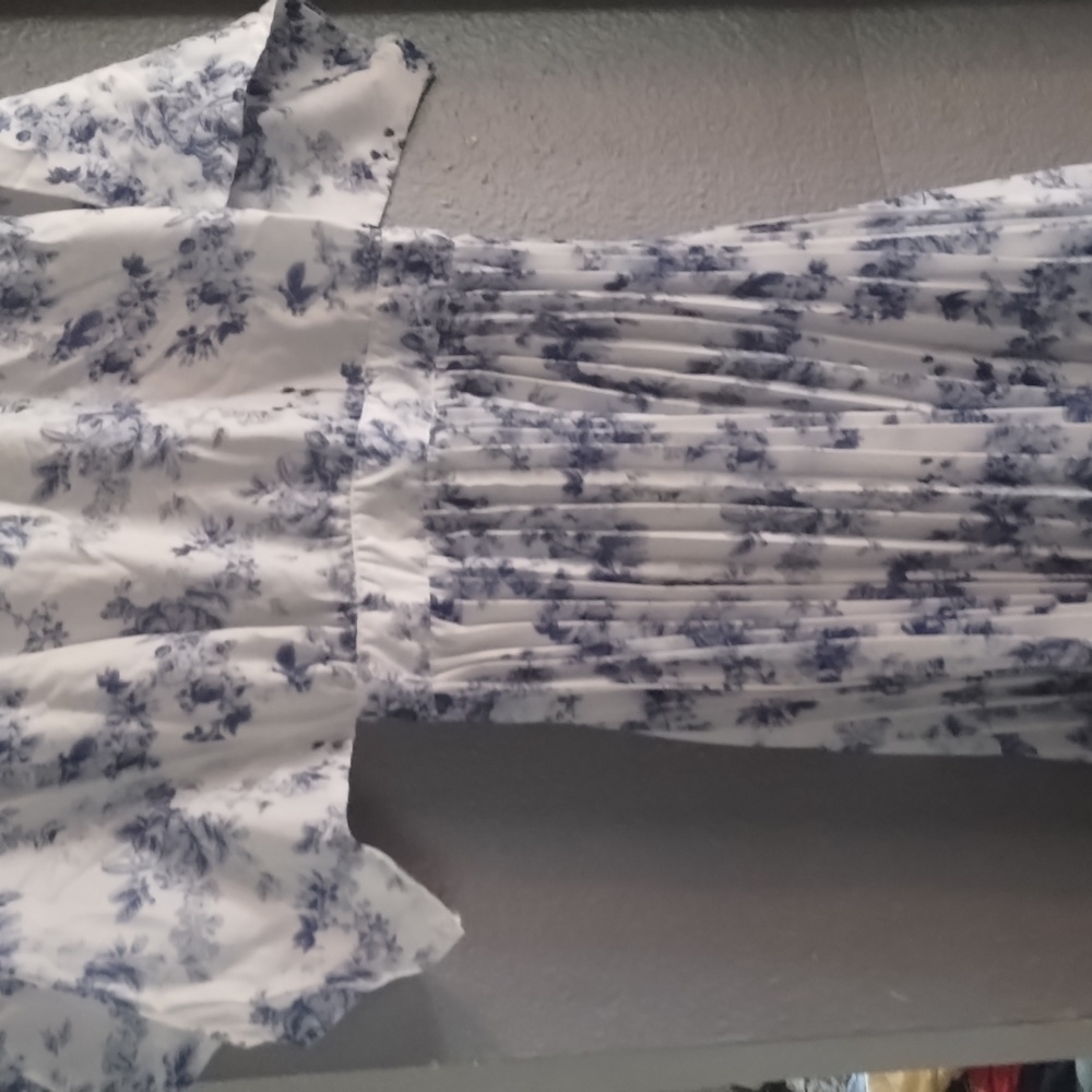 Pretty little things size 6